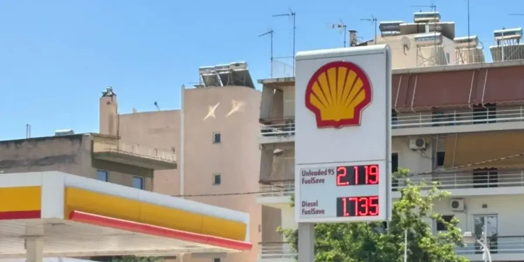 Η βενζίνη πάνω από τα 2,10 ευρώ: Δεν βλέπει «ταβάνι» η αγορά που ζητά παράταση των μέτρων στήριξης