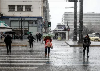 Καιρός: Χειμωνιάτικη Πρωτομαγιά με βροχές, κρύο και θυελλώδεις ανέμους – Βουτιά της θερμοκρασίας