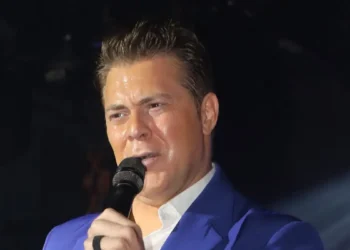 Χρήστος Χολίδης: Πέθανε ο πατέρας του – «Ήρθαν όλοι να σου πουν αντίο» έγραψε ο τραγουδιστής μετά την κηδεία