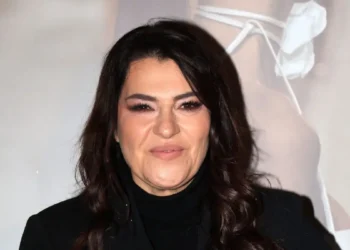 Η Κατερίνα Ζαρίφη θύμα του ΑΙ: Δεχόμουν ρατσιστικές επιθέσεις για ένα μαύρο παιδί που υποτίθεται ότι υιοθέτησα