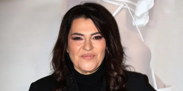 Η Κατερίνα Ζαρίφη θύμα του ΑΙ: Δεχόμουν ρατσιστικές επιθέσεις για ένα μαύρο παιδί που υποτίθεται ότι υιοθέτησα