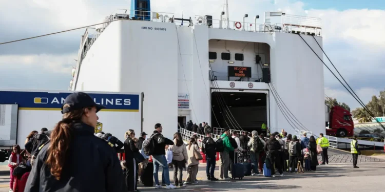 Έξοδος για το τριήμερο του Αγίου Πνεύματος: Αυξημένη η κίνηση στο λιμάνι του Πειραιά, καθυστερήσεις και στον Κηφισό λόγω έργων