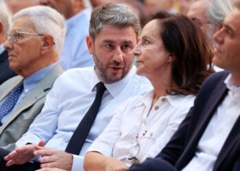 Χωρίς αποκαθήλωση Διαμαντοπούλου που έστησε σύγκρουση με Δούκα -υπέρ Μητσοτάκη- δεν στέκεται ο Ανδρουλάκης