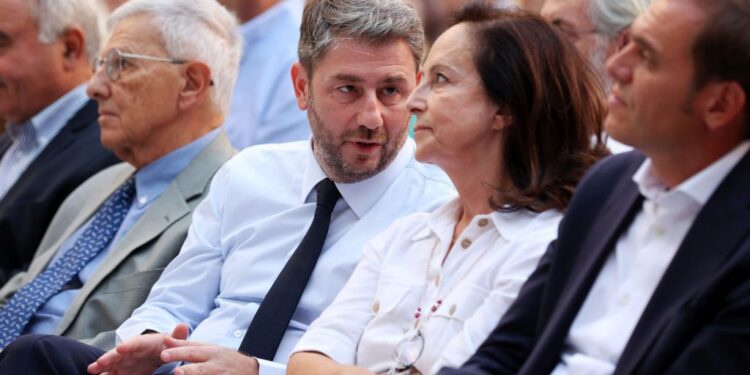 Χωρίς αποκαθήλωση Διαμαντοπούλου που έστησε σύγκρουση με Δούκα -υπέρ Μητσοτάκη- δεν στέκεται ο Ανδρουλάκης