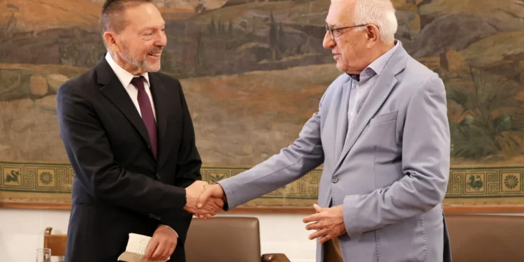 Συνάντηση Κακλαμάνη – Στουρνάρα: Ο διοικητής της Τράπεζας της Ελλάδος επέδωσε την Έκθεση για τη Νομισματική Πολιτική 2025-2026