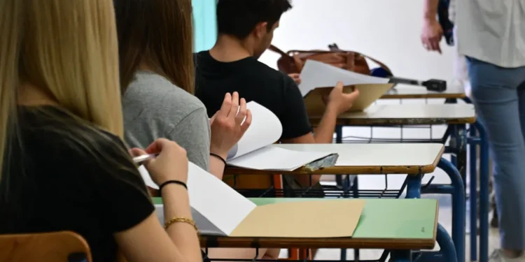 Πανελλήνιες 2026: Σε ποια μαθήματα εξετάζονται σήμερα οι υποψήφιοι των ΕΠΑΛ