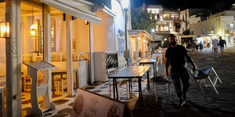 Δεν βρίσκουν εργαζόμενους για σεζόν – Περισσότερες από 80.000 κενές θέσεις εργασίας
