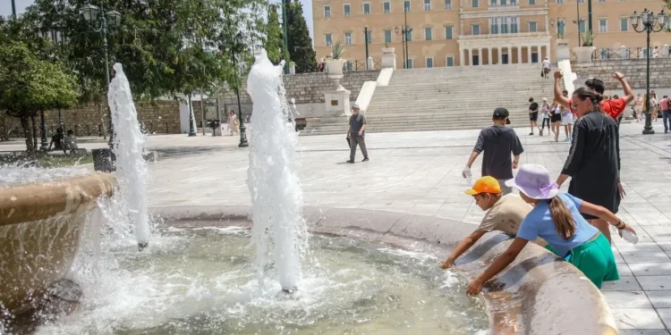 Καιρός: Πάνω από 30 βαθμούς η θερμοκρασία – Τοπικές βροχές στα ορεινά της ηπειρωτικής χώρας