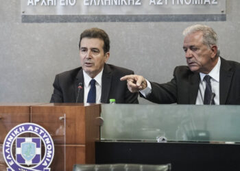 Το Μαξίμου υπερασπίζεται τον Αβραμόπουλο, αλλά τον «αδειάζει» για τις αιχμές κατά Χρυσοχοΐδη