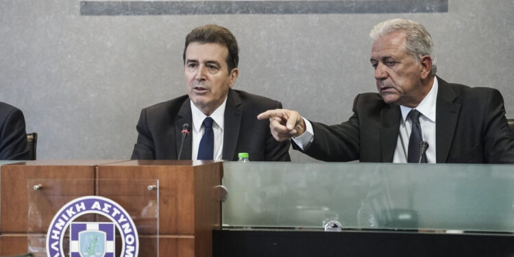 Το Μαξίμου υπερασπίζεται τον Αβραμόπουλο, αλλά τον «αδειάζει» για τις αιχμές κατά Χρυσοχοΐδη