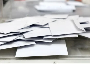Δημοσκόπηση Metron Analysis: Άνετο προβάδισμα ΝΔ – Από πού αντλούν ψήφους Τσίπρας, Καρυστιανού