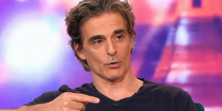 Αντώνης Μυριαγκός: «Τα παιδιά βιώνουν στην απουσία σου και ερήμην σου τη σχέση – Πιάνω τον εαυτό μου να τα λέω στον τοίχο»
