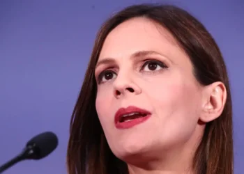 Η Έφη Αχτσιόγλου παραιτήθηκε από βουλευτής