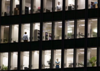 6 στους 10 εργαζόμενους δεν φεύγουν από τη δουλειά τους ακόμα κι αν τους πνίγει