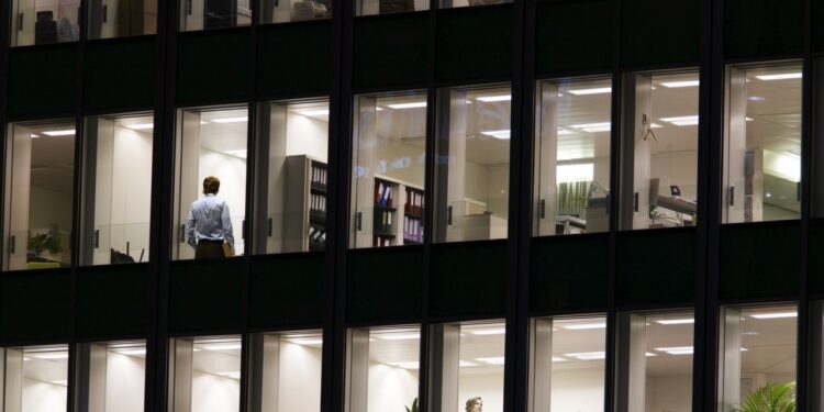 6 στους 10 εργαζόμενους δεν φεύγουν από τη δουλειά τους ακόμα κι αν τους πνίγει