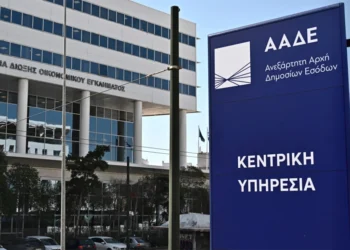 ΑΑΔΕ: Βαριά πρόστιμα και «λουκέτο» έως τρία χρόνια για απειλή ή χρήση βίας κατά ελεγκτών
