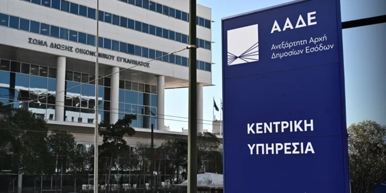 ΑΑΔΕ: Βαριά πρόστιμα και «λουκέτο» έως τρία χρόνια για απειλή ή χρήση βίας κατά ελεγκτών