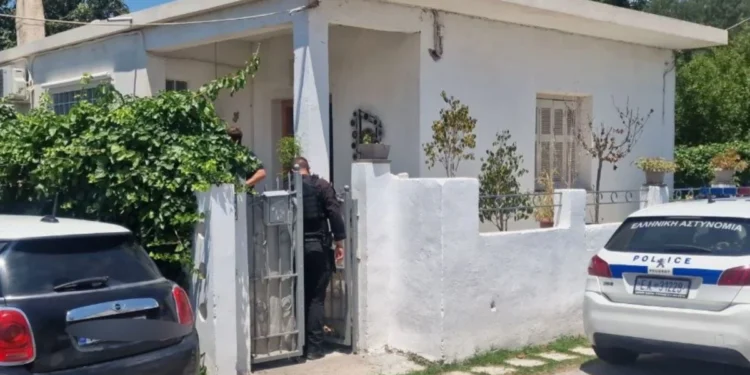 Αίγιο: Η κάμερα που «καίει» τον 65χρονο και η προσπάθεια να εξαφανίσει τα ίχνη με χλωρίνη – Τα σενάρια για το κίνητρο της δολοφονίας μητέρας και γιου