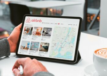 Airbnb: Αγώνας ταχύτητας για να προλάβουν οι ιδιοκτήτες ακινήτων τα νέα μέτρα
