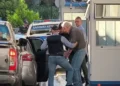 Αλέξανδρος Γιωτόπουλος: Με χειροπέδες βγήκε από τη ΓΑΔΑ ο αρχηγός της 17Ν – Οδηγείται στην Εισαγγελία Εφετών Πειραιά