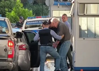 Αλέξανδρος Γιωτόπουλος: Με χειροπέδες βγήκε από τη ΓΑΔΑ ο αρχηγός της 17Ν – Οδηγείται στην Εισαγγελία Εφετών Πειραιά