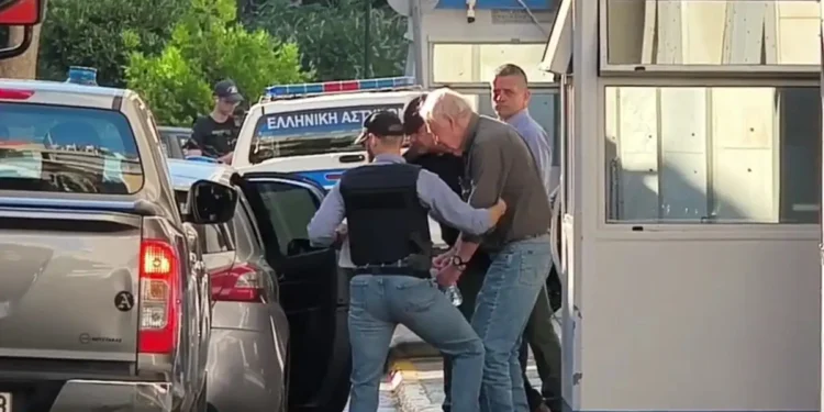 Αλέξανδρος Γιωτόπουλος: Με χειροπέδες βγήκε από τη ΓΑΔΑ ο αρχηγός της 17Ν – Οδηγείται στην Εισαγγελία Εφετών Πειραιά