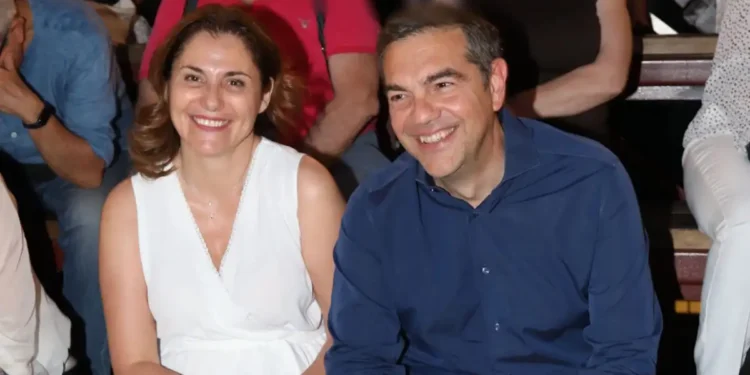 Αλέξης Τσίπρας και Μπέττυ Μπαζιάνα στο θέατρο Λυκαβηττού: Παρακολούθησαν το «Εγώ θα σας τα πω»