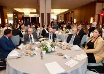 Το τραπέζι της αμηχανίας: Έβαλαν Ανδρουλάκη, Γεωργιάδη και Κωνσταντοπούλου να καθίσουν μαζί