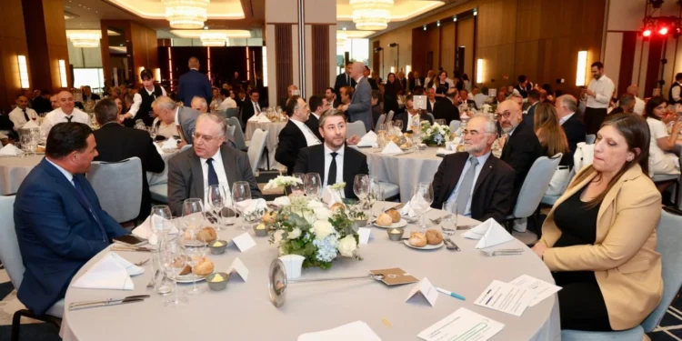 Το τραπέζι της αμηχανίας: Έβαλαν Ανδρουλάκη, Γεωργιάδη και Κωνσταντοπούλου να καθίσουν μαζί