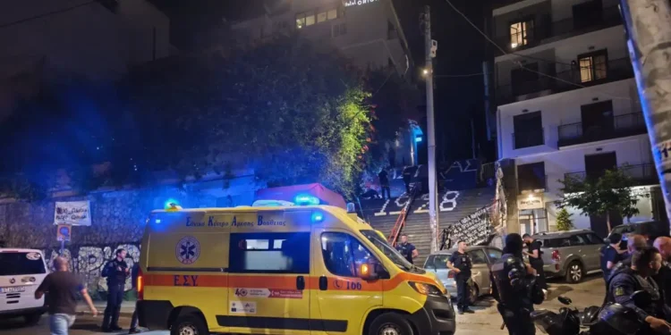 Δολοφονία στα Εξάρχεια: 25χρονος Τούρκος το θύμα – Τραγική φιγούρα ο σκύλος του που έμεινε δίπλα στη σορό