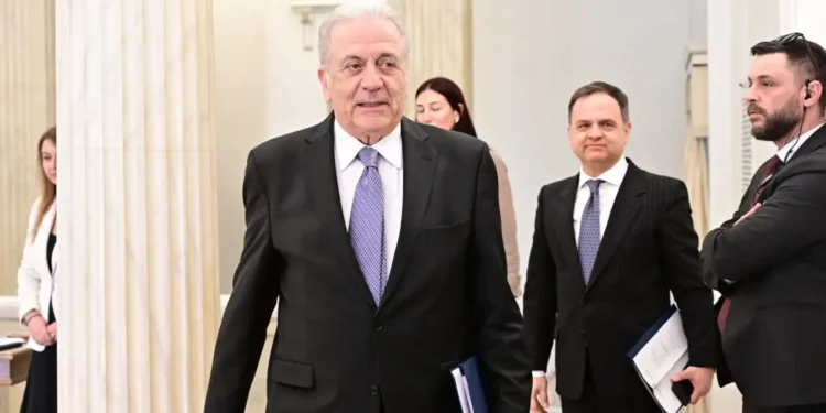 Ένταλμα σύλληψης σε βάρος Αβραμόπουλου για το Qatargate: Το ταξίδι που «καίει» τον πρώην Επίτροπο και οι εξηγήσεις που δεν έδωσε