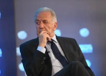 Δημήτρης Αβραμόπουλος: «Μούδιασμα» στο Μαξίμου μετά το ευρωπαϊκό ένταλμα σύλληψής του – Τα 73.000 ευρώ και η επίμαχη ΜΚΟ