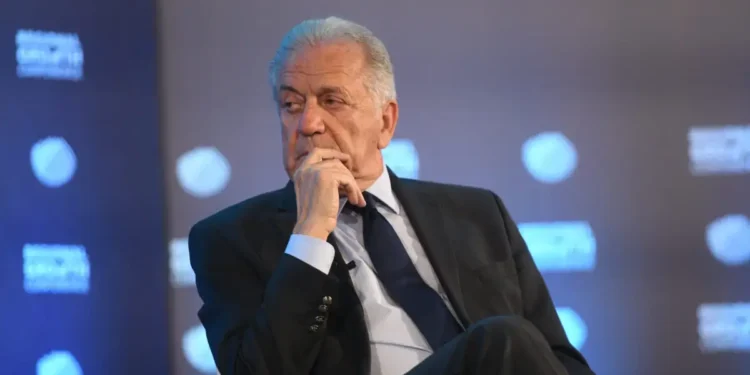 Δημήτρης Αβραμόπουλος: «Μούδιασμα» στο Μαξίμου μετά το ευρωπαϊκό ένταλμα σύλληψής του – Τα 73.000 ευρώ και η επίμαχη ΜΚΟ