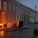 Μπέλφαστ: Νύχτα «κόλασης» μετά την απόπειρα αποκεφαλισμού άνδρα από Σουδανό – Έκαψαν σπίτια μεταναστών και αυτοκίνητα