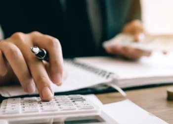 Μείωση εισφορών από 1η Ιανουαρίου: Τα κέρδη για εργαζόμενους και επιχειρήσεις, πώς θα καλυφθεί το κόστος των 220 εκατ. ευρώ
