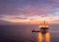 Πετρέλαιο: Εβδομαδιαία βουτιά 10% στις τιμές καθώς επιστρέφουν οι ροές από το Ορμούζ – Στα $71,99 το Brent