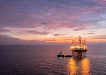 Πετρέλαιο: Εβδομαδιαία βουτιά 10% στις τιμές καθώς επιστρέφουν οι ροές από το Ορμούζ – Στα $71,99 το Brent