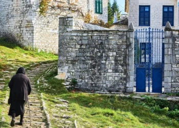 Δημογραφική βόμβα στην ελληνική περιφέρεια: Χωριά χωρίς καθόλου νέα ζευγάρια και παιδιά