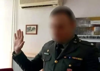 Σάλος με εικόνα στρατιωτικού να ορκίζεται στο Δωδεκάθεο – «Όσα λέγονται είναι λανθασμένα, δεν ορκίστηκα στον Δία» λέει ο ίδιος