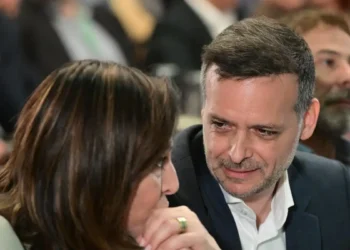 Άνω κάτω το ΠΑΣΟΚ: Η κόντρα Δούκα και Διαμαντοπούλου φέρνει στα όριά τους τα πράσινα στελέχη