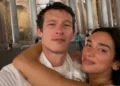 Dua Lipa – Callum Turner: Αγκαλιασμένοι και ερωτευμένοι στις νέες φωτογραφίες από τον μήνα του μέλιτος στην Ιταλία