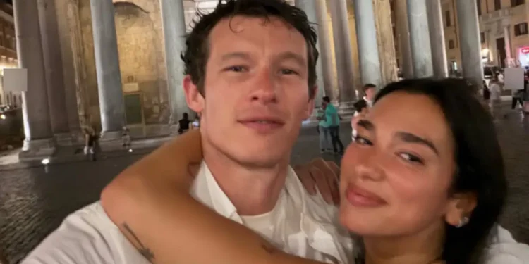 Dua Lipa – Callum Turner: Αγκαλιασμένοι και ερωτευμένοι στις νέες φωτογραφίες από τον μήνα του μέλιτος στην Ιταλία