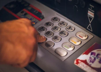 Aκατάσχετος λογαριασμός: Τι αλλάζει με την αύξηση του ορίου – Ποιοι προστατεύονται και τι θα ισχύσει για τη δήλωσή του