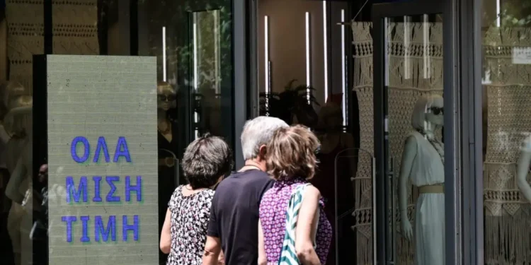 Θερινές εκπτώσεις 2026: Πότε αρχίζουν και ποια Κυριακή θα είναι ανοιχτά τα μαγαζιά