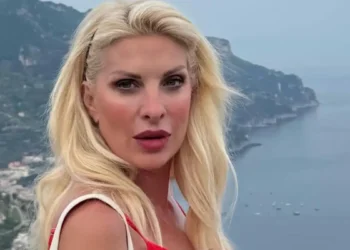 Η Ελένη Μενεγάκη στο Αμάλφι της Ιταλίας με τον Μάκη Παντζόπουλο και την κόρη τους, Μαρίνα