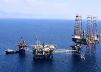 Μέσα στο καλοκαίρι το market test για την αποθήκη CO2 της Energean στον Πρίνο – Φτάνει σύντομα στο Πέραμα η υπεράκτια πλατφόρμα
