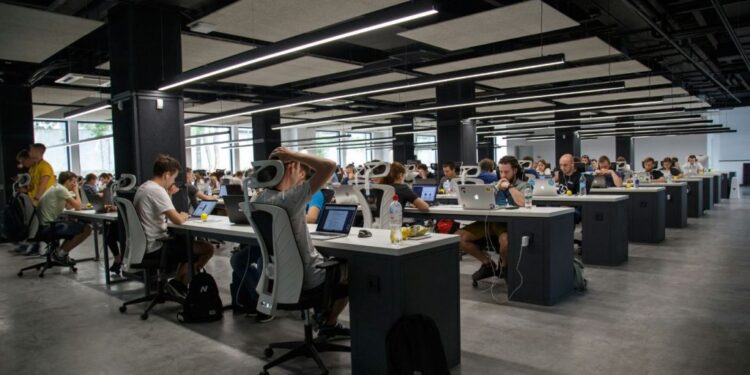 Έρευνα ΙΝΕ ΓΣΕΕ: Ένας στους τρεις δεν πληρώνεται υπερωρίες – Το 9% «πληρώνεται» με ρεπό