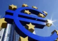 Η οικονομία της ευρωζώνης συρρικνώθηκε κατά 0,2% το πρώτο τρίμηνο, περιπλέκονται τα πλάνα της ΕΚΤ για τα επιτόκια