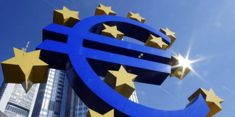 Η οικονομία της ευρωζώνης συρρικνώθηκε κατά 0,2% το πρώτο τρίμηνο, περιπλέκονται τα πλάνα της ΕΚΤ για τα επιτόκια