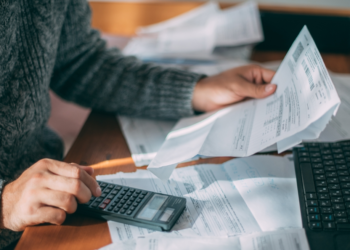 ΔΕΘ: Στο τραπέζι μειώσεις φόρων, μέτρα για επιχειρήσεις και ευάλωτους με αγώνα δρόμου για να «γεμίσει» το πακέτο